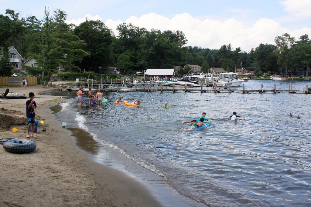 Blue Lagoon Resort Lake George Exterior foto